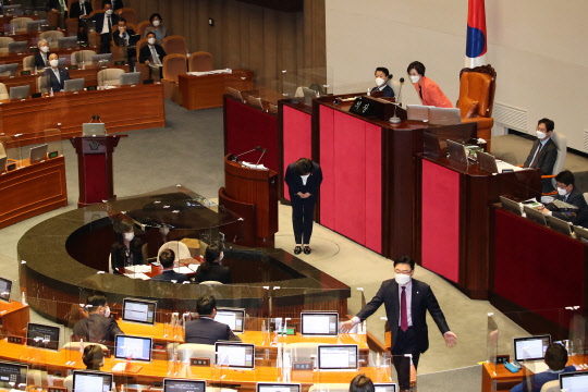 국민의힘 의원들이 지난 20일 국회 본회의에서 진행된 경제분야 대정부질문에서 김상희 국회 부의장에게 사과를 요구하자 대정부질문을 위해 발언대에 오른 양향자 민주당 의원이 사과하며 허리숙이고 있다. 연합뉴스